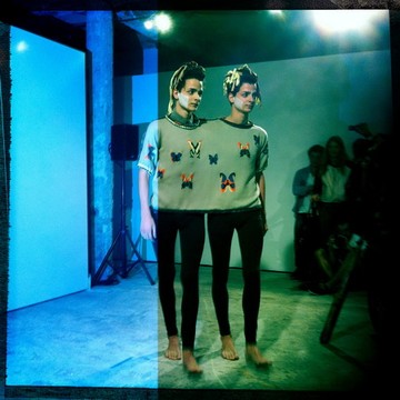 Sziámi ikrek pillangós pulcsiban Janis Dellarte prezentációján, Fotó: Jean-Luc Dupont/Paris