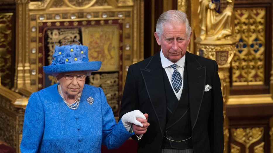 Károly király elküldte Erzsébet királynő szeretett asszisztensét
