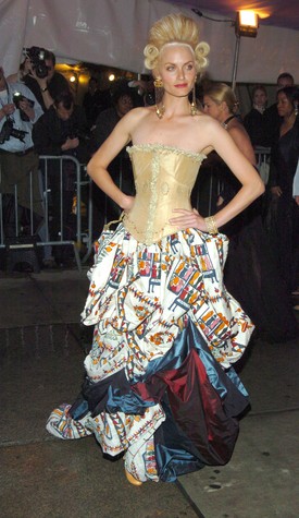 2004 Amber Valetta - A szupermodell egy dramai, XVIII. századi stílus ihlette John Galliano ruhában vonult be. A jelmezszerű megjelenés a „Dangerous Liaisons” tematikához tökéletesen illeszkedett.