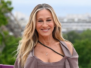 Sarah Jessica Parker a világ legszebb Dior ruhájában érkezett az És egyszer csak... 3. évadának premierjére