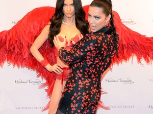Adriana Lima rámozdult a saját mellére
