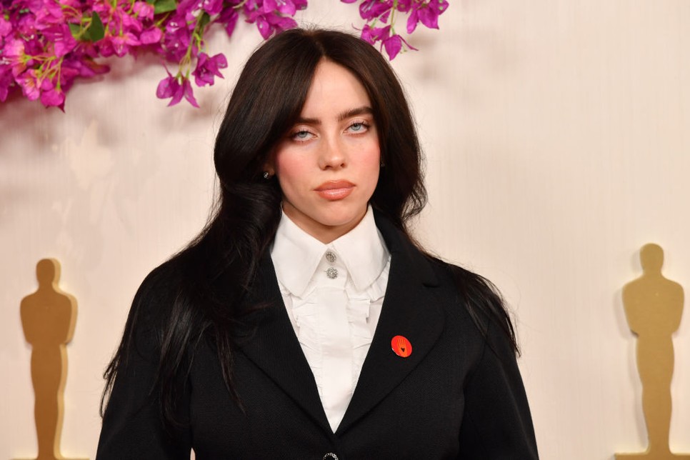 Billie Eilish begombolkozott az Oscar-gálán és egy klasszikus Chanel táskát tartott a kezében