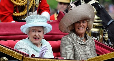 Kamilla királyné szívszorító gesztussal tiszteleg Erzsébet királynő emléke előtt 