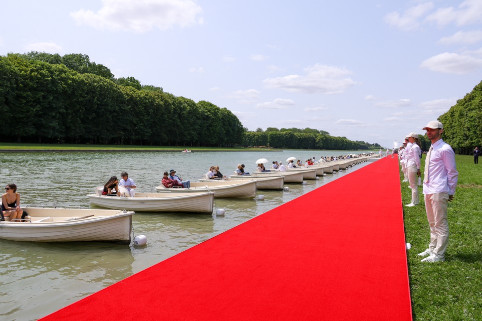 Csónakból nézni egy divatbemutatót? Zseniális Jacquemus fordulat!