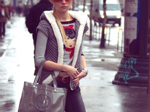 Iszak Eszti kedvenc táskájával pénteken