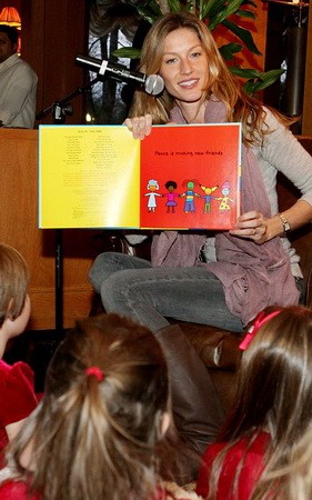 Bundchen imádja a gyerekeket - itt éppen felolvas nekik, mindemellett fontos támogatója a Zero Hunger nevű brazil szervezetnek, és az amazonasi esőerdők védelme is szívügye.