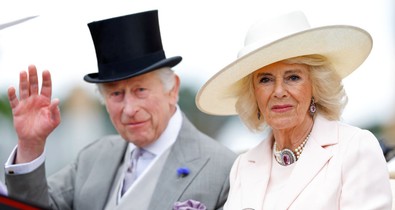 Károly király és Kamilla királyné csak úgy ragyognak egymás mellett, álomszép karácsonyi képeslappal üzentek