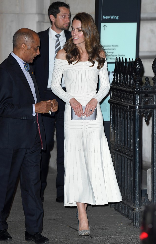 Kate Middleton szexi vállvillantós ruhájánál nem láttál még szebbet