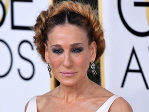 Sarah Jessica Parker rettenes kalácshajjal, menyasszonyi ruhában gálázott