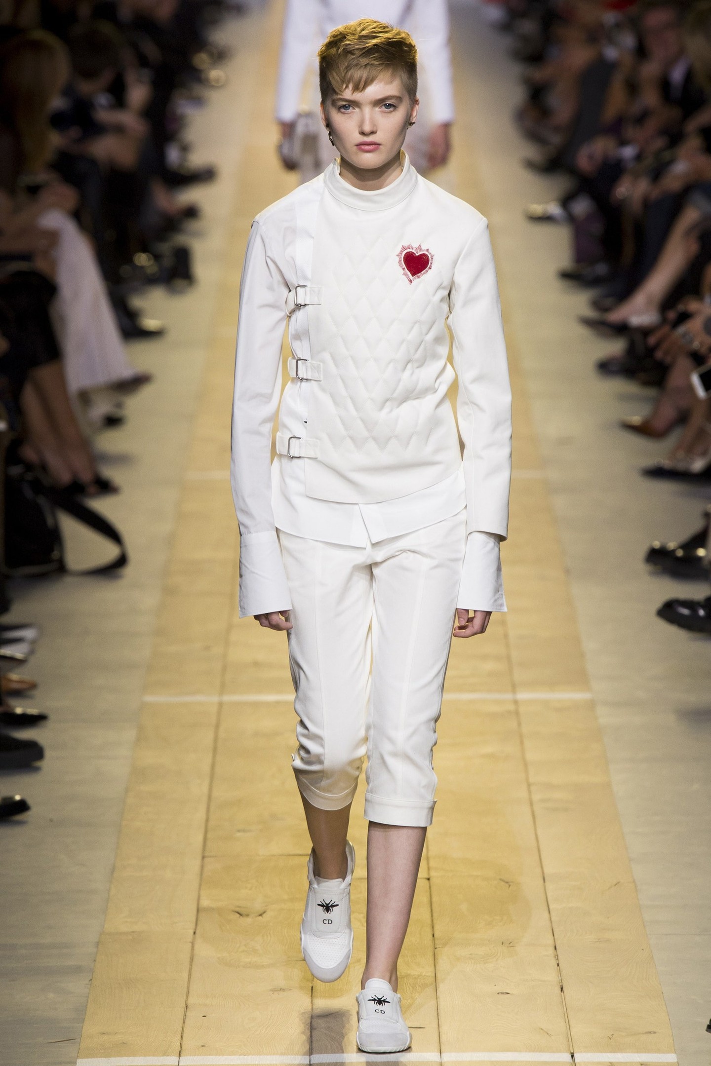 A 2019-es tavaszi Dior bemutatón Maria Grazia Chiuri dizájner apró piros szívet adott egyes darabjaihoz. 