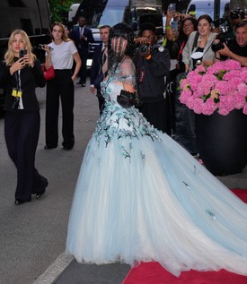 Idén harmadik alkalommal jelent meg Sydney Sweeney a gálán, és mikor kilépett a szállodából egy fekete fátyol takarta az arcát.