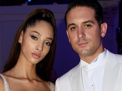 G-Eazy új barátnője bimbóvillantással debütált a vörös szőnyegen