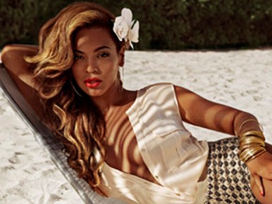 Köldökig kigombolt ingben kampányol Beyoncé