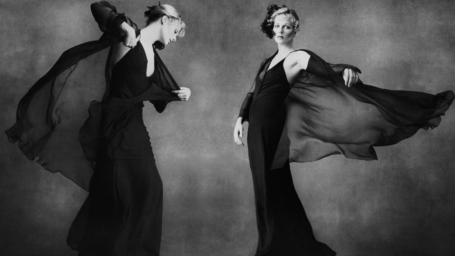 Szipál Márton: Blackwell garment, Los Angeles, 1980-as évek. A mafyar fotós nagyon precízen komponálta a képet, most Pécsett betekinthetsz az egykori kulisszái mögé, beleláthatsz az alkotói folyamatába Fotó: Szipál Márton