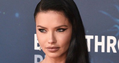Adriana Lima két lábon járó szex ebben a ruhában!