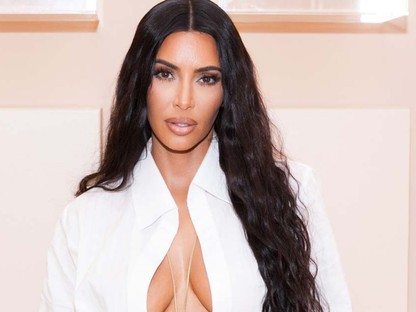 Kínos: Kim Kardashiannak 5 lábujj kevés volt, egy hatodikat is varázsoltak neki