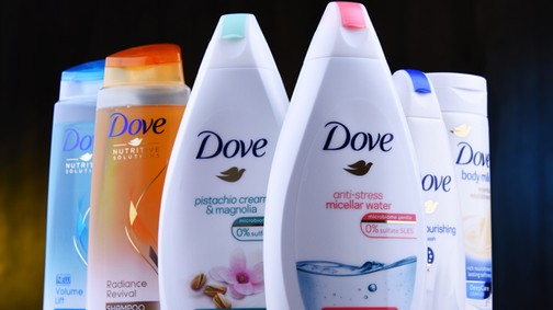 Az Unilever több mint 100.000 tonnával csökkenti a felhasznált műanyagcsomagolás volumenét