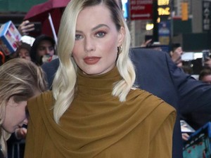Egy nap, három őrülten jó szett Margot Robbie-tól