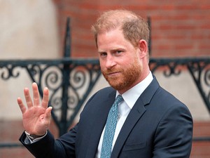 Rettegnek a palotában Harry hercegtől: Károly király fiának következő lépése akár tönkre is teheti őket