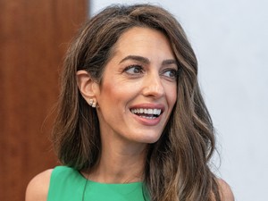 Amal Clooney csípőig hasított ruhában keltett feltűnést: csak úgy ragyogott férje, George Clooney oldalán