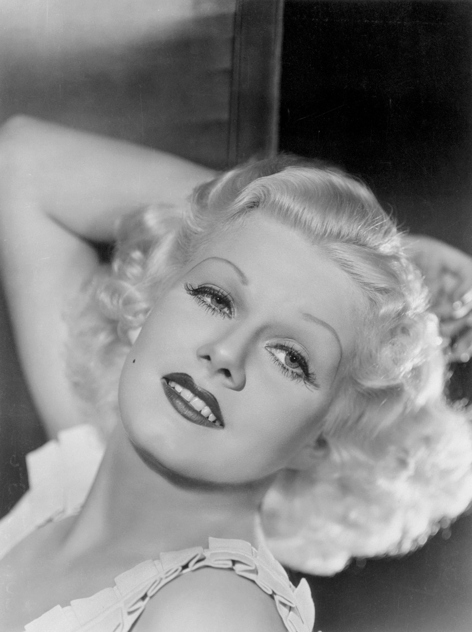 Jean Harlow, a 30-as évek egyik legnagyobb szexszimbólumának frizurája nem csak a hossza, hanem a színe miatt is elhíresült