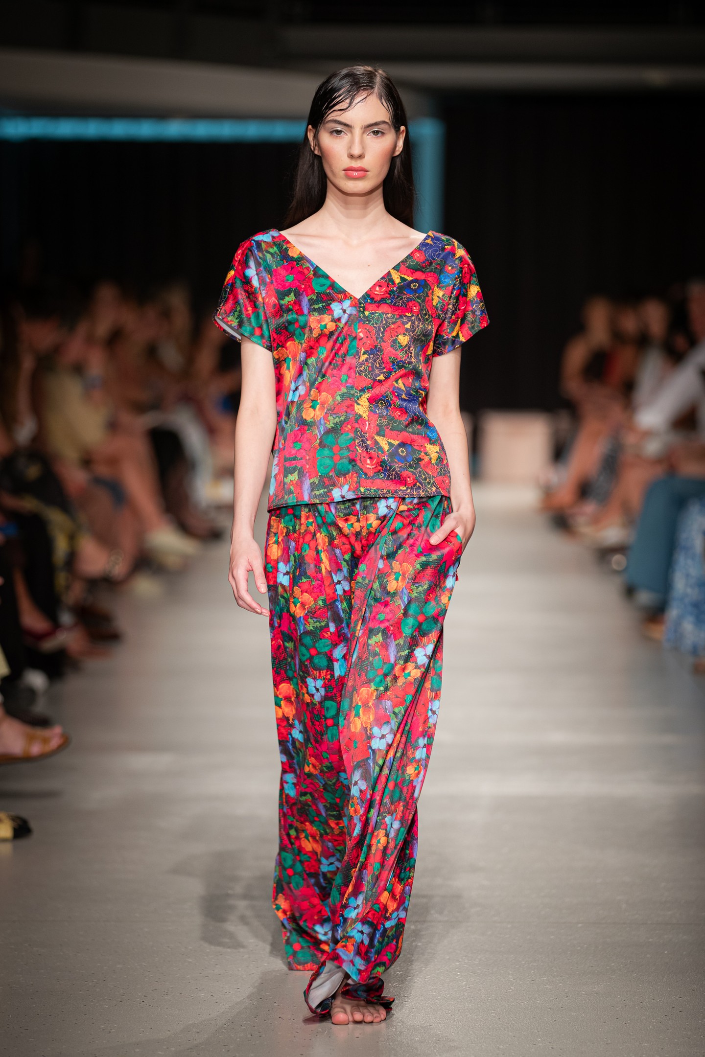 Romani Design 2025 tavasz-nyár kollekciójának bemutatója a BCEFW divathéten