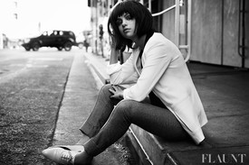 Selena Gomez szexi parókában a Flaunt magazinban