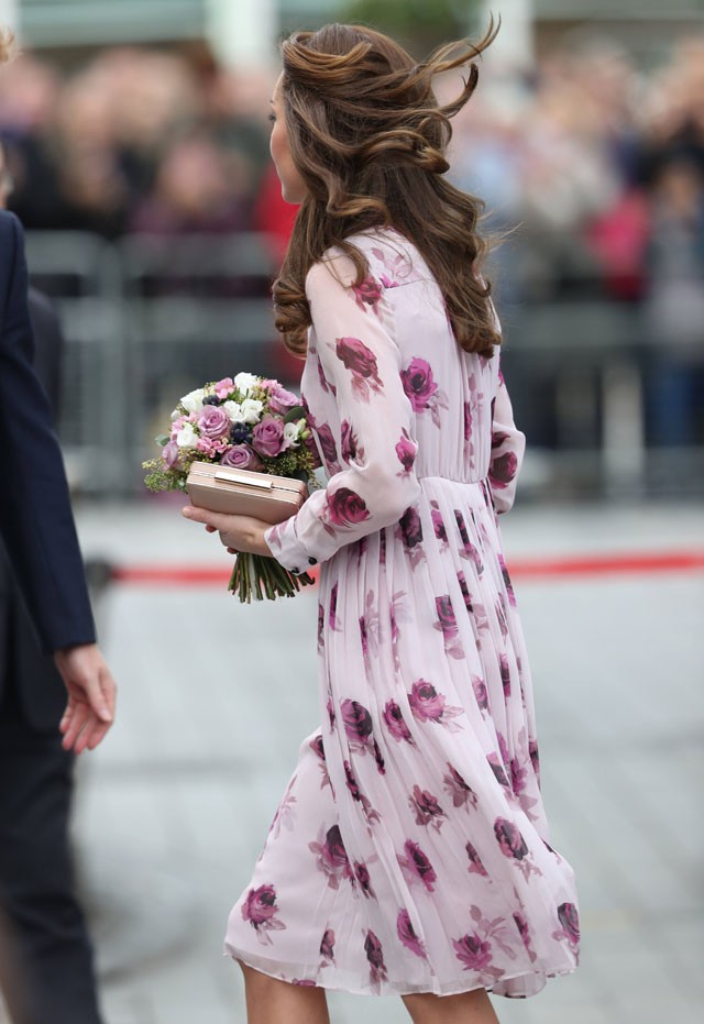 kate middleton, hercegné, vilmos herceg, kate spade, ruha, kritzálás