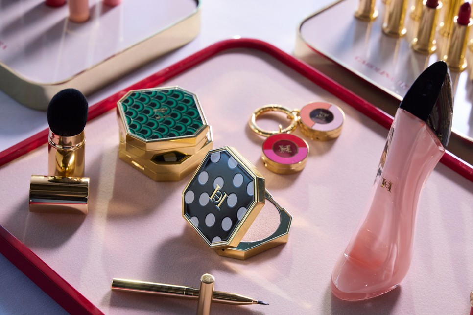 A legalapvetőbb sminktermékek, amelyek a legtöbb női neszesszerben megtalálhatóak: alapozó, púder, szempillaspirál, rúzs