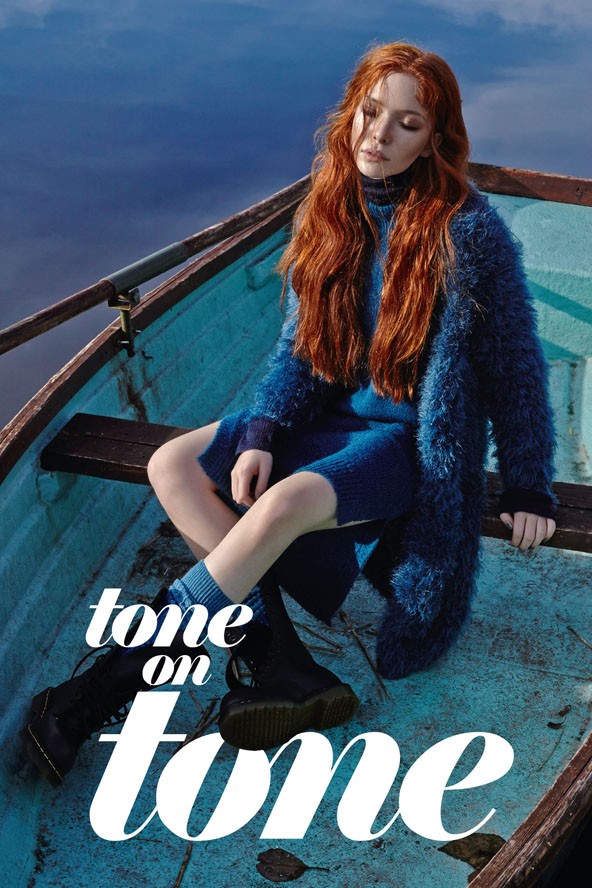 A nagy kékség: Maxi kardigán és kötött pamutruha F&F 7900 Ft, 5490 Ft, Garbó H&M 9990 Ft, Zokni CALZEDONIA 2590 Ft, Bőrbakancs DR MARTENS 43 990 Ft