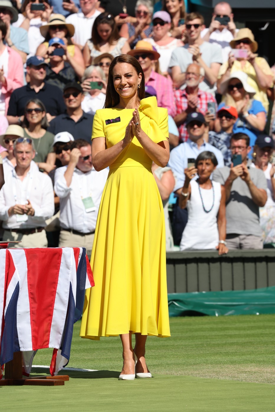 Ebben az élénk, napsárga ruhában szó szerint ragyogott! A masnis Roksanda Ilinčić kreációban nem lehetett nem rá figyelni. (2022)