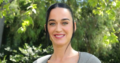 Katy Perry bizarr szerelésben lépett a vörös szőnyegre, alig lehetett felismerni az énekesnőt