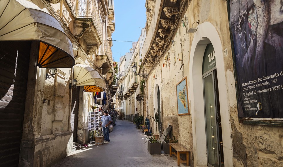 Cicero szerint Szirakúza a "legnagyobb görög város", melynek ősi belvárosa, Ortigia a Világörökség része