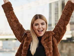 Norina sportcipős eleganciával zárja a hetet