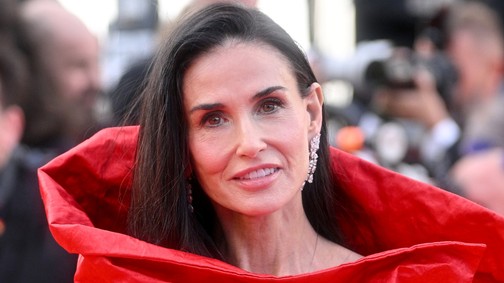 Demi Moore tűzpiros ruhában szántotta fel a vörös szőnyeget, ő a cannes-i filmfesztivál koronázatlan királynője 