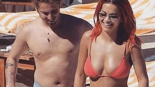 Nem fogod elhinni Rita Ora mijét nyalogatja pasija a tengerparton!