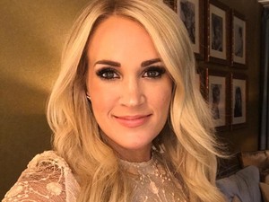 Brutális balesete óta először mutatta meg arcát Carrie Underwood!