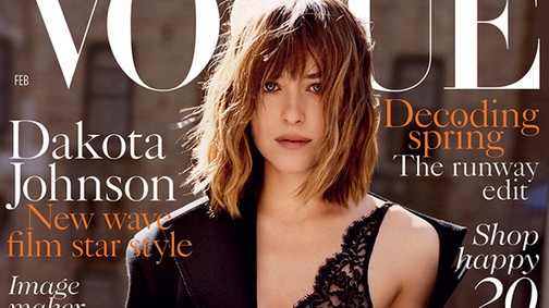 Dakota Johnson csipkés kombinéban a Vogue címlapján
