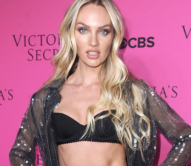 Vegyél fel egy zacskót nadrág helyett és máris lekoppintottad Candice Swanepoel szettjét!