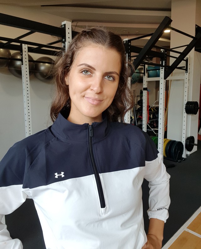 Juhász Petra személyi edző vagány dzsekiben indítja a hetet