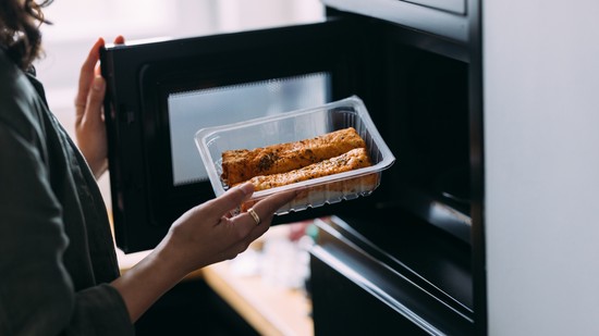 5 dolog, amit tilos a mikróba tenni, különben felrobban