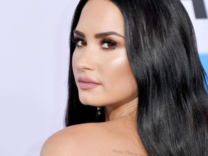 Demi Lovato 24 órája: szakított pasijával és kiütötte edzője fogát