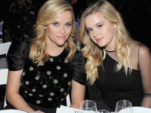 Reese Witherspoon lányának gyönyörű fürtjeit siratjuk! Rövid hajra váltott!