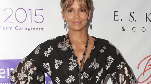 Az, hogy Halle Berry szingli, nem jelenti azt, hogy egyedül is alszik!