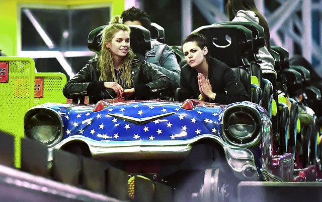 Kristen Stewart és Stella Maxwell a vidámparkban