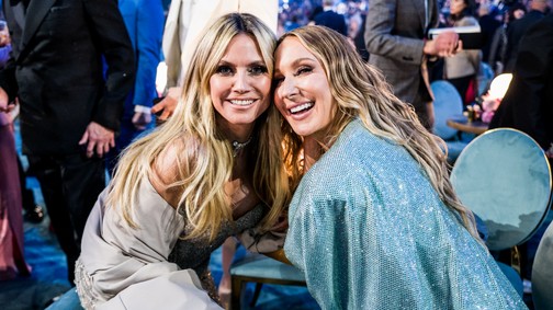 Heidi Klum pucérruhában, Jennifer Lopez meztelenszoknyában égett a retinákba a 2025-ös Grammy-díjátadón