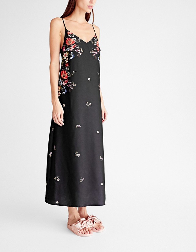 Virágmintás ruha STRADIVARIUS 9995 Ft- stradivarius.com