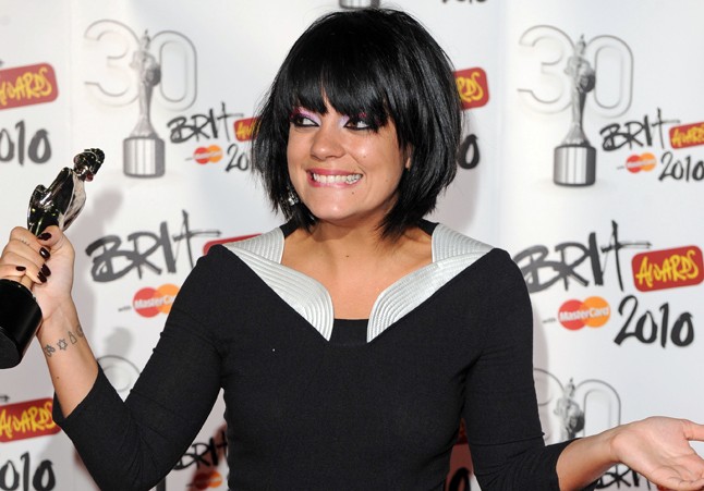 Nem tarott sokáig, hiszen 2008 végén visszatért eredeti hajszínéhez, bár kissé rövidebb fazonra váltott