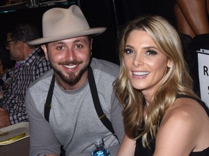 Férjhez ment az Alkonyat sztárja, két gyönyörű menyasszonyi ruhája is volt