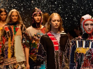 Ferencz Borbála és a MOHU új kampánya megmutatja, hogy a szemét is lehet művészet